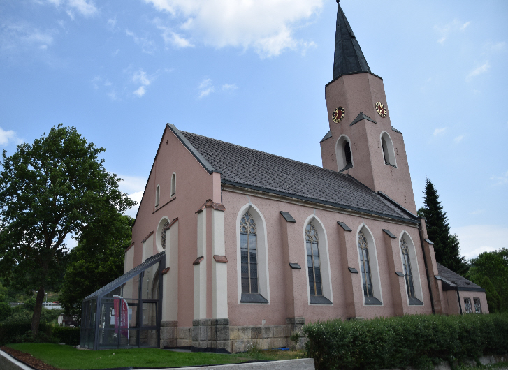 Kirche von der Schule gesehen